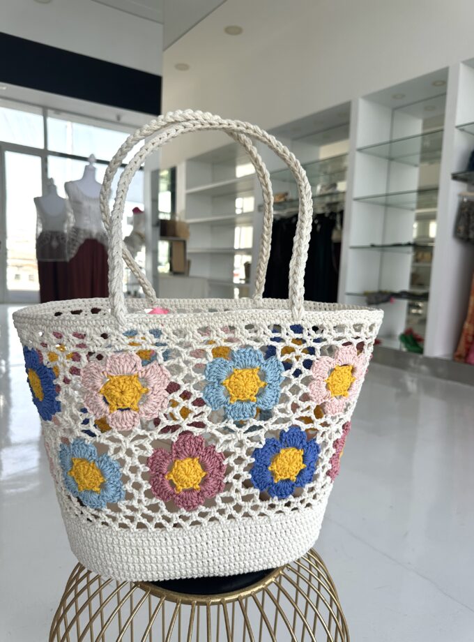 Cesta flores tejida