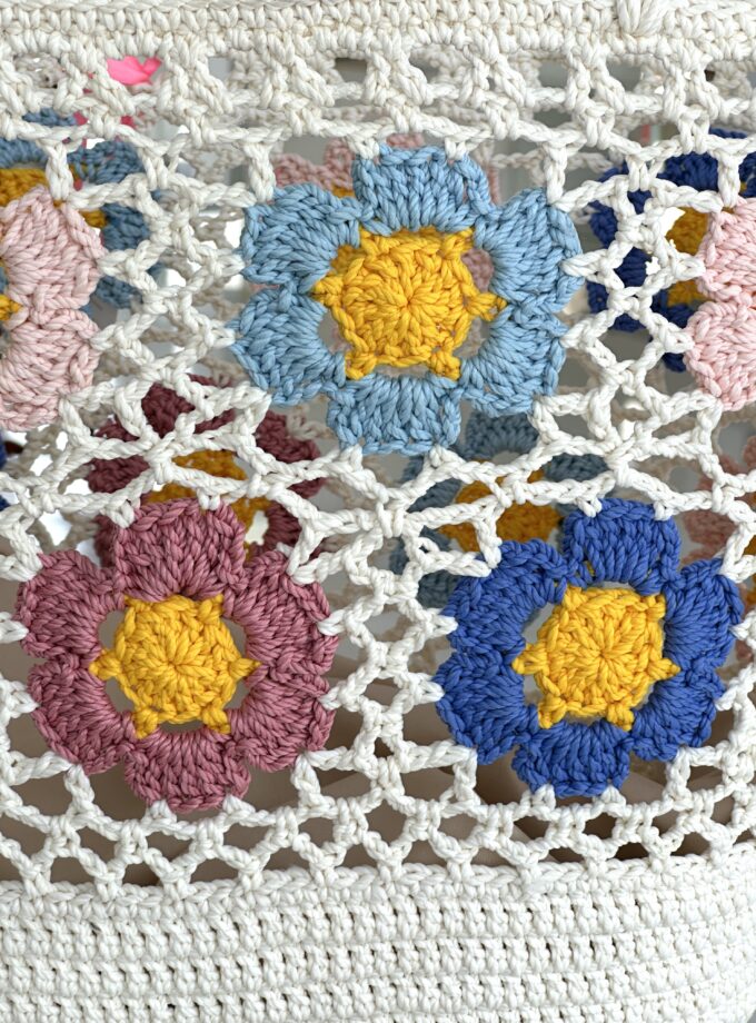 Cesta flores tejida