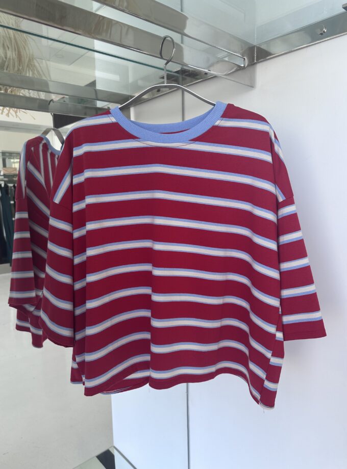 Camiseta de rayas roja