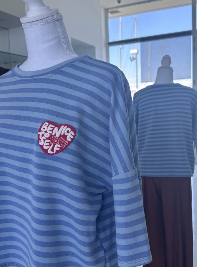 Camiseta de rayas azules