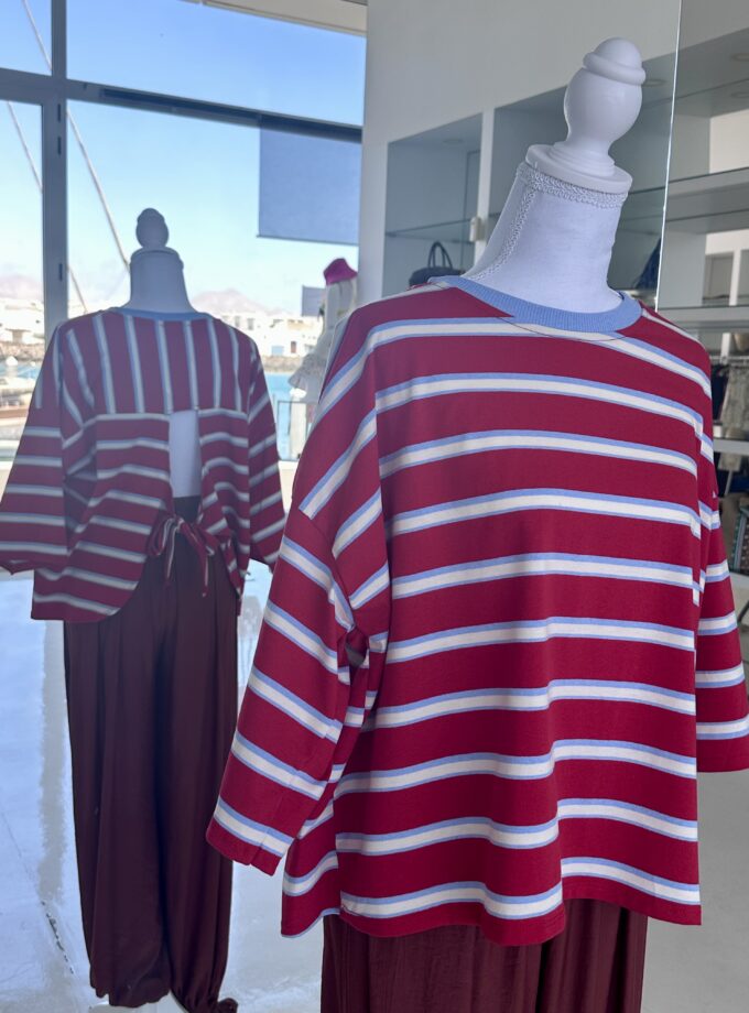 Camiseta de rayas roja